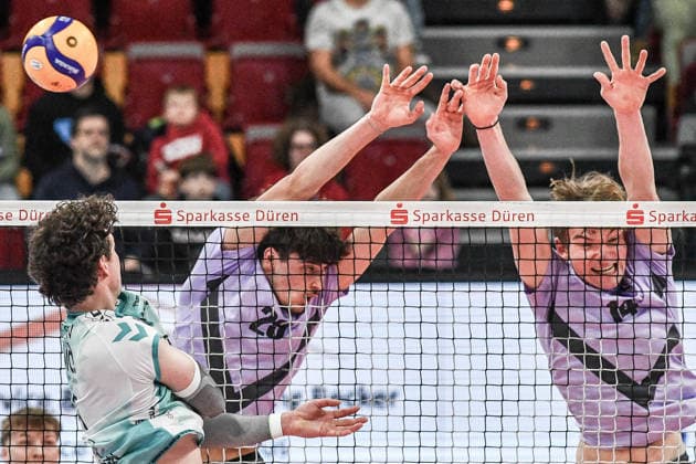 from left Zachary Peter Hutcheson Powervolleys Düren, 15 , Julius Straube VCO Berlin, 29 , Joshua Huber VCO Berlin, 14 , at the net in duel, duel, tackle, dynamic, action, action,, 25 01 2026, Düren Germany , Volleyball, 1 Bundesliga Men, SWD Powervolleys Düren VCO Berlin xmhx