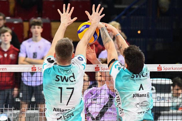 Philipp Lauter Powervolleys Düren, 17 and Gregor Pernus Powervolleys Düren, 4 during block formation, , 25 01 2026, Düren Germany , Volleyball, 1 Bundesliga Men, SWD Powervolleys Düren VCO Berlin xmhx