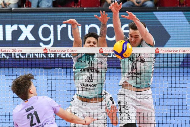 Gregor Pernus Powervolleys Düren, 4 and Petteri Samuli Tyynismaa Powervolleys Düren, 10 with unsuccessful block against Tristan Hans Mohr VCO Berlin, 21 , 25 01 2026, Düren Germany , Volleyball, 1 Bundesliga Men, SWD Powervolleys Düren VCO Berlin xmhx