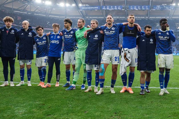 2 Bundesliga FC Schalke 04 1 FC Kaiserslautern on 25 01 2026 in the Veltins Arena at Schalke Goalkeeper Loris Karius Schalke 1 , Finn Porath Schalke 27 , Nikola Katic Schalke 25 , Edin Dzeko Schalke 10 , Amin Younes Schalke 8 , Christian Gomis Schalke 7 after the final whistle arm in arm in front of the Nordkurve MH