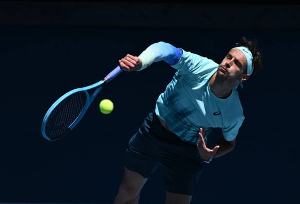 TENNIS AUSTRALIAN OPEN, Lorenzo Musetti of Italy serves during the Men™s 4th round match againstTaylor Fritz of USA on day 9 of the 2026 Australian Open tennis tournament at Melbourne Park in Melbourne, Monday, January 26, 2026. ( NO ARCHIVING MELBOURNE VICTORIA AUSTRALIA  Copyright: xJAMESxROSSx 20260126131920293815