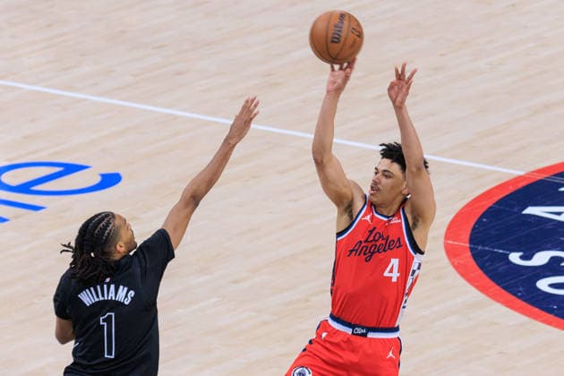January 25, 2026, Inglewood, California, USA: Kobe Sanders 4 of the Los Angeles Clippers puts a shot over Ziaire Williams 1 of the Brooklyn Nets during their 2026 NBA, Basketball Herren, USA regular season game on Sunday January 25, 2026 at Intuit Dome Arena in Inglewood, California. JAVIER ROJAS PI Inglewood USA - ZUMAp124 20260125_zaa_p124_004 Copyright: xJavierxRojasx
