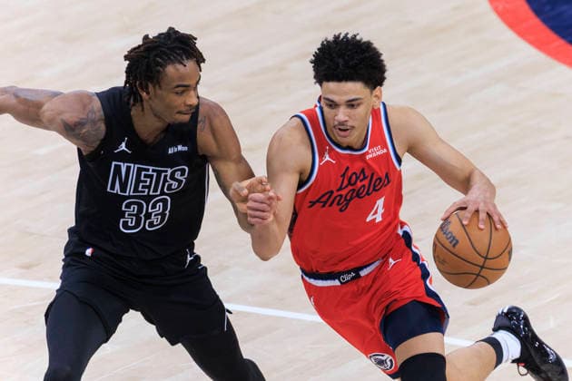 January 25, 2026, Inglewood, California, USA: Kobe Sanders 4 of the Los Angeles Clippers drives past Nic Claxton 33 of the Brooklyn Nets during their regular season NBA, Basketball Herren, USA game on Sunday January 25, 2026 at Intuit Dome in Inglewood, California. Clippers defeat Nets, 126-89. ARIANA RUIZ PI Inglewood USA - ZUMAp124 20260125_zaa_p124_027 Copyright: xArianaxRuizx