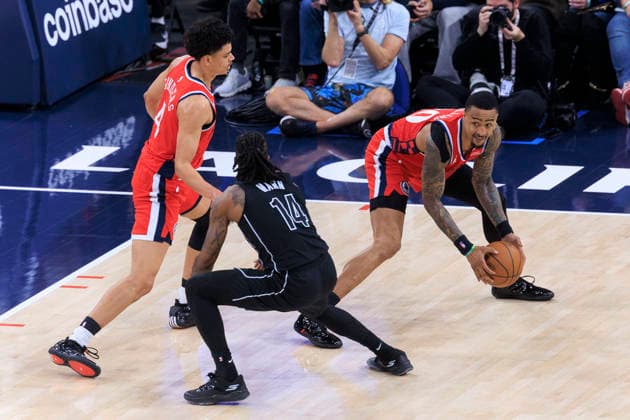 January 25, 2026, Inglewood, California, USA: Terance Mann 14 of the Brooklyn Nets turns the ball over to John Collins 20 of the Los Angeles Clippers during their regular season NBA, Basketball Herren, USA game on Sunday January 25, 2026 at Intuit Dome in Inglewood, California. Clippers defeat Nets, 126-89. ARIANA RUIZ PI Inglewood USA - ZUMAp124 20260125_zaa_p124_036 Copyright: xArianaxRuizx