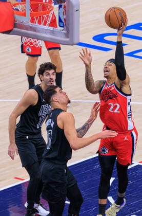 January 25, 2026, Inglewood, California, USA: Jordan Miller 22 of the Los Angeles Clippers puts up a shot over Michael Porter Jr. 17 of the Brooklyn Nets during their 2026 NBA, Basketball Herren, USA regular season game on Sunday January 25, 2026 at Intuit Dome Arena in Inglewood, California. Clippers defeat Nets, 126-89. JAVIER ROJAS PI Inglewood USA - ZUMAp124 20260125_zaa_p124_054 Copyright: xJavierxRojasx