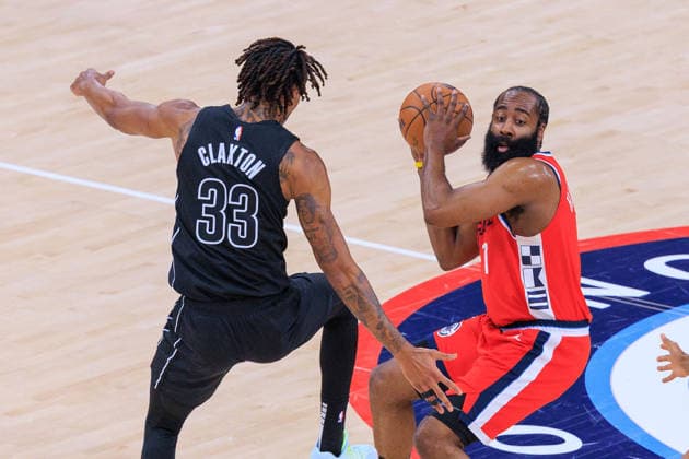 January 25, 2026, Inglewood, California, USA: James Harden 1 of the Los Angeles Clippers tries to pass away from Nic Claxton 33 of the Brooklyn Nets during a 2026 NBA, Basketball Herren, USA regular season game on Sunday January 25, 2026 at Intuit Dome Arena in Inglewood, California. Clippers defeat Nets, 126-89. JAVIER ROJAS PI Inglewood USA - ZUMAp124 20260125_zaa_p124_053 Copyright: xJavierxRojasx