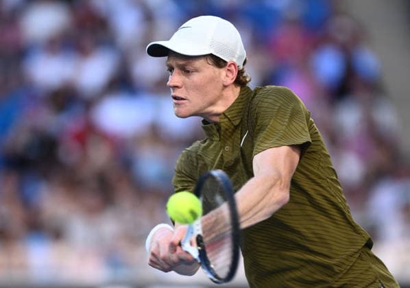 TENNIS AUSTRALIAN OPEN, Jannik Sinner of Italy in action during the Men™s 4th round match against compatriot Luciano Darderi on day 9 of the 2026 Australian Open tennis tournament at Melbourne Park in Melbourne, Monday, January 26, 2026. ( NO ARCHIVING MELBOURNE VICTORIA AUSTRALIA  Copyright: xJOELxCARRETTx 20260126134431001730