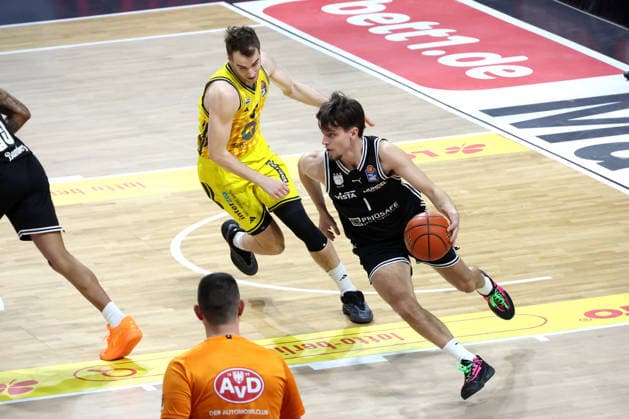 DEU, easyCredit BBL, ALBA vs BMA365 Bamberg Baskets, 25 01 2026, Max Schmeling Halle, Berlin, DEU, easyCredit BBL, ALBA vs BMA365 Bamberg Baskets, pictured MALTE DELOW ALBA Berlin 6 , Zachary Ensminger Bamberg 1 nordphotoxGmbHx xEngler nph00076