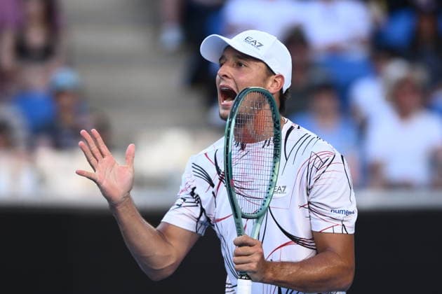 TENNIS AUSTRALIAN OPEN, Luciano Darderi of Italy reacts during the Men™s 4th round match against compatriot Jannik Sinner on day 9 of the 2026 Australian Open tennis tournament at Melbourne Park in Melbourne, Monday, January 26, 2026. ( NO ARCHIVING MELBOURNE VICTORIA AUSTRALIA  Copyright: xJOELxCARRETTx 20260126125805335261
