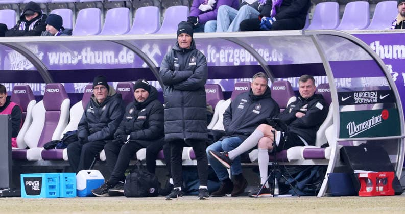 Aue, 24 01 2026, Erzgebirgsstadion, Fußball, 3 Liga, 21 Spieltag FC Erzgebirge Aue vs SSV Ulm , Im Bild Trainer Jens Härtel Haertel, Erzgebirge Aue , Nur für journalistische Zwecke Only for editorial use , DFB DFL regulations prohibit any use of photographs as image sequences and or quasi video , Picture Point
