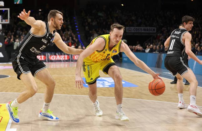 Moritz Krimmer, Moses Wood on the ball duel Game scene Action Sport Basketball BBL Bundesliga Men 17 Matchday Season 2025 2026 25 01 2026 ALBA Berlin vs BMA365 Bamberg Baskets
