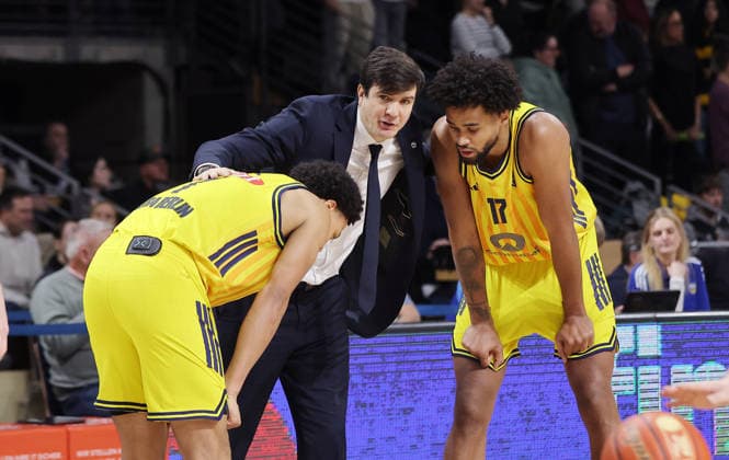Coach Pedro Calles talks to Jack Kayil, Norris Agbakoko action upper body Sports Basketball BBL Bundesliga Men 17 Matchday Season 2025 2026 25 01 2026 ALBA Berlin vs BMA365 Bamberg Baskets