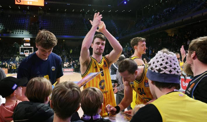 Anton Nufer, Jonas Mattisseck claps to the fans, Justin Bean, players sign autographs for the fans after the game Sports Basketball BBL Bundesliga Men 17 Matchday Season 2025 2026 25 01 2026 ALBA Berlin vs BMA365 Bamberg Baskets