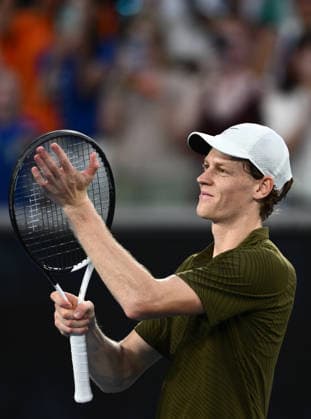 TENNIS AUSTRALIAN OPEN, Jannik Sinner of Italy in celebrates winning the Men™s 4th round match against compatriot Luciano Darderi on day 9 of the 2026 Australian Open tennis tournament at Melbourne Park in Melbourne, Monday, January 26, 2026. ( NO ARCHIVING MELBOURNE VICTORIA AUSTRALIA  Copyright: xJOELxCARRETTx 20260126191505099567