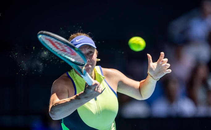 (260126) -- MELBOURNE, Jan. 26, 2026 -- Amanda Anisimova of the United States hits a return during the women s singles 4th round match between Wang Xinyu of China and Amanda Anisimova of the United States at the Australian Open tennis tournament in Melbourne, Australia, Jan. 26, 2026. (Photo by Xinhua) (SP)AUSTRALIA-MELBOURNE-TENNIS-AUSTRALIAN OPEN-WOMEN S SINGLES HuxJingchen 