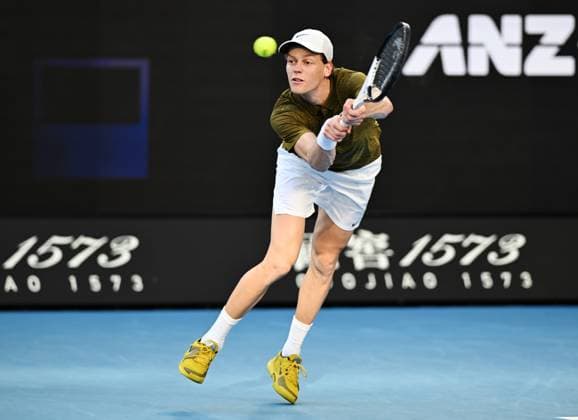 (260126) -- MELBOURNE, Jan. 26, 2026 -- Jannik Sinner hits a return during the men s singles 4th round match between Luciano Darderi of Italy and Jannik Sinner of Italy at the Australian Open tennis tournament in Melbourne, Australia, Jan. 26, 2026. (Photo by Xinhua) (SP)AUSTRALIA-MELBOURNE-TENNIS-AUSTRALIAN OPEN-MEN S SINGLES WangxShen 