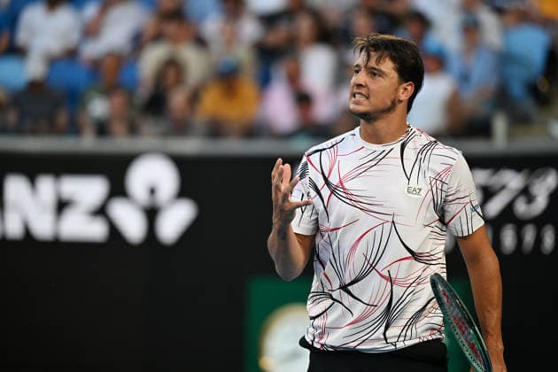 (260126) -- MELBOURNE, Jan. 26, 2026 -- Luciano Darderi reacts during the men s singles 4th round match between Luciano Darderi of Italy and Jannik Sinner of Italy at the Australian Open tennis tournament in Melbourne, Australia, Jan. 26, 2026. (Photo by Xinhua) (SP)AUSTRALIA-MELBOURNE-TENNIS-AUSTRALIAN OPEN-MEN S SINGLES WangxShen 
