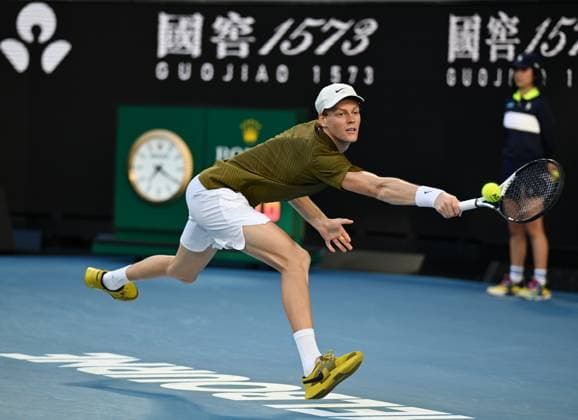 (260126) -- MELBOURNE, Jan. 26, 2026 -- Jannik Sinner hits a return during the men s singles 4th round match between Luciano Darderi of Italy and Jannik Sinner of Italy at the Australian Open tennis tournament in Melbourne, Australia, Jan. 26, 2026. (Photo by Xinhua) (SP)AUSTRALIA-MELBOURNE-TENNIS-AUSTRALIAN OPEN-MEN S SINGLES WangxShen 