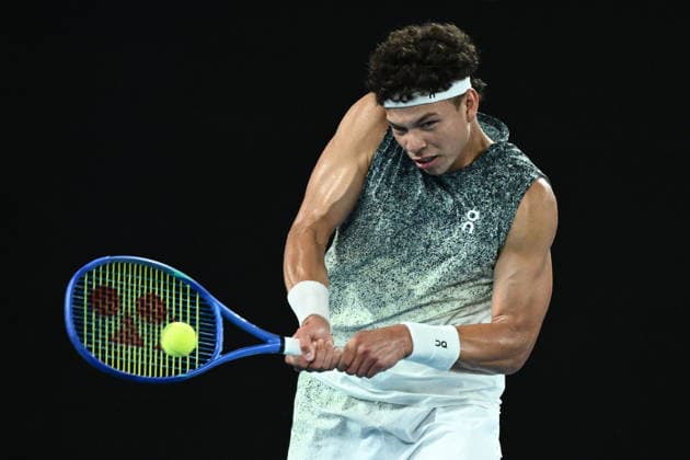 TENNIS AUSTRALIAN OPEN, Ben Shelton of USA in action during the Men™s 4th round match against Casper Ruud of Norway on day 9 of the 2026 Australian Open tennis tournament at Melbourne Park in Melbourne, Monday, January 26, 2026. ( NO ARCHIVING MELBOURNE VICTORIA AUSTRALIA  Copyright: xJOELxCARRETTx 20260127120371060786