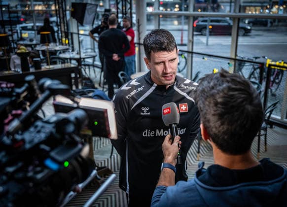 MALMÖ, SWEDEN 2026 01 24 Swiss national team captain Andy Schmid is interviewed in a corner at Monday s press conference with the Swedish national handball team at the Scandic Triangeln player hotel in Malmö after the loss in the intermediate round against Iceland MALMÖ SWEDEN x50090x  Copyright: xJohanxNilssonx xTTx SWEDEN PRESS MEETING HANDBALL EUROPEAN CHAMPIONSHIP MALMÖ
