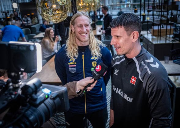 MALMÖ, SWEDEN 2026 01 24 Mikael Appelgren and Switzerland national team captain Andy Schmid are interviewed in a corner at Monday s press conference with the Swedish national handball team at the Scandic Triangeln player hotel in Malmö after the loss in the intermediate round against Iceland MALMÖ SWEDEN x50090x  Copyright: xJohanxNilssonx xTTx SWEDEN PRESS MEETING HANDBALL EUROPEAN CHAMPIONSHIP MALMÖ