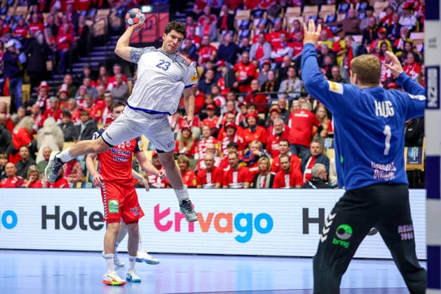 26 01 2026, Handball, Men s EHF EURO 2026, Norway Portugal, Jyske Bank Boxen in Herning, Denmark, Main Round Diogo Ferraz Branquinho Portugal 23 throws the ball at the goal of Robin Paulsen Haug Norway 01 Denmark