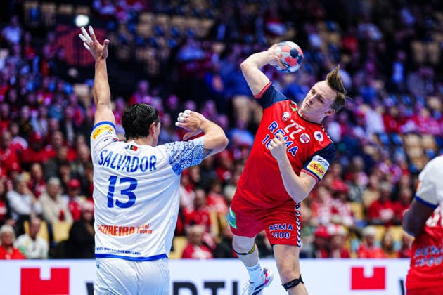 Throw Goal Tobias Groendahl Norway, 22 , Salvador Salvador Portugal, 13 DEN, Portugal vs Norway, Handball, EHF European Championship 2026, Main Round, Matchday 3, 26 01 2026 DEN, Portugal vs Norway, Handball, EHF European Championship 2026, Main Round, Matchday 3, 26 01 2026 Herning Copyright: xEibner-Pressefoto MarcelxvonxFehrnx EP_MFN