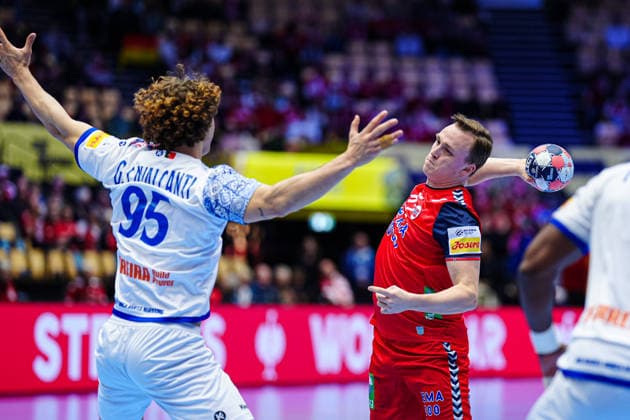 Throw Goal Tobias Groendahl Norway, 22 , Gabriel Cavalcanti Portugal, 95 DEN, Portugal vs Norway, Handball, EHF European Championship 2026, Main Round, Matchday 3, 26 01 2026 DEN, Portugal vs Norway, Handball, EHF European Championship 2026, Main Round, Matchday 3, 26 01 2026 Herning Copyright: xEibner-Pressefoto MarcelxvonxFehrnx EP_MFN