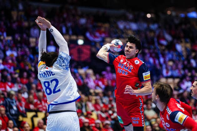 Throw Goal Simen Lyse Norway, 43 , Luis Frade Portugal, 82 DEN, Portugal vs Norway, Handball, EHF European Championship 2026, Main Round, Matchday 3, 26 01 2026 DEN, Portugal vs Norway, Handball, EHF European Championship 2026, Main Round, Matchday 3, 26 01 2026 Herning Copyright: xEibner-Pressefoto MarcelxvonxFehrnx EP_MFN