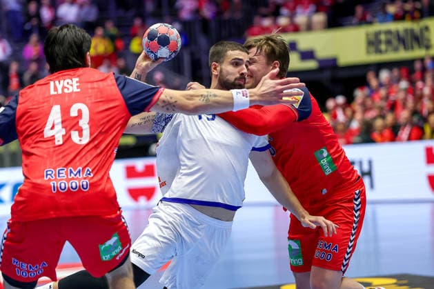 26 01 2026, Handball, Men s EHF EURO 2026, Norway Portugal, Jyske Bank Boxing in Herning, Denmark, Main Round Martim Mota Costa Portugal 79 in duel against Simen Ulstad Lyse Norway 43 Vetle Ronningen Norway 10 Denmark