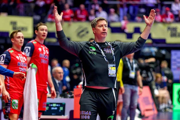 26 01 2026, Handball, Men s EHF EURO 2026, Norway Portugal, Jyske Bank Boxen in Herning, Denmark, Main Round Headcoach Jonas Liberg Wille Norway hc gesticulating on the sidelines Denmark