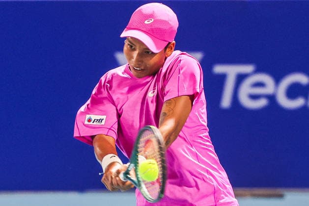 (260126) -- MANILA, Jan. 26, 2026 -- Mananchaya Sawangkaew of Thailand competes during the women s singles round of 32 match between Mananchaya Sawangkaew of Thailand and Tennielle Madis of the Philippines at the WTA, Tennis Damen Philippine Women s Open in Manila, the Philippines, Jan. 26, 2026. ) (SP)PHILIPPINES-MANILA-TENNIS-WTA PHILIPPINE WOMEN S OPEN-SINGLES ROUELLExUMALI 