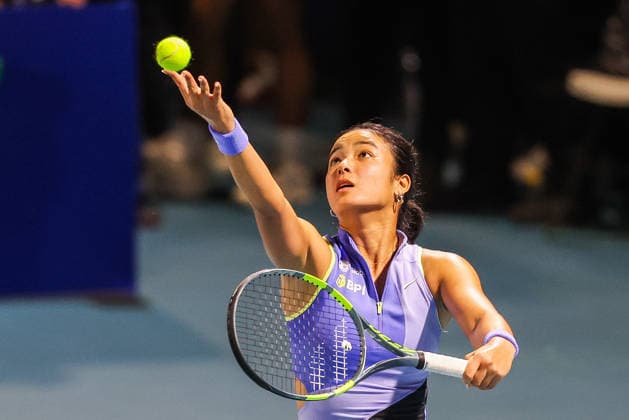 (260126) -- MANILA, Jan. 26, 2026 -- Alexandra Eala of the Philippines serves during the women s singles round of 32 match between Alina Charaeva of Russia and Alexandra Eala of the Philippines at the WTA, Tennis Damen Philippine Women s Open in Manila, the Philippines, Jan. 26, 2026. ) (SP)PHILIPPINES-MANILA-TENNIS-WTA PHILIPPINE WOMEN S OPEN-SINGLES ROUELLExUMALI 