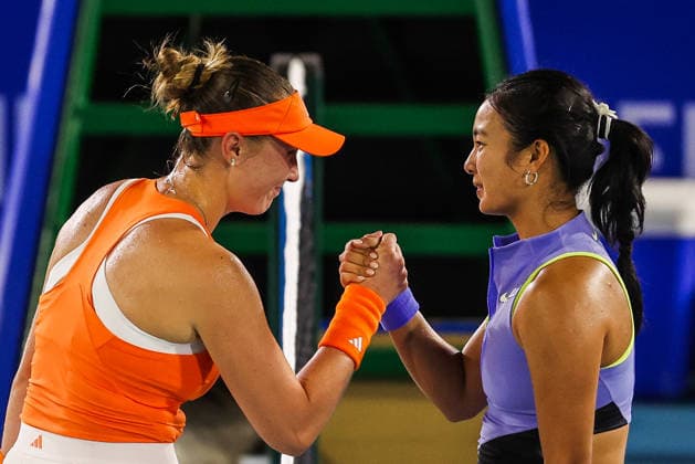 (260126) -- MANILA, Jan. 26, 2026 -- Alexandra Eala (R) of the Philippines shakes hands with Alina Charaeva of Russia during the women s singles round of 32 match between Alina Charaeva of Russia and Alexandra Eala of the Philippines at the WTA, Tennis Damen Philippine Women s Open in Manila, the Philippines, Jan. 26, 2026. ) (SP)PHILIPPINES-MANILA-TENNIS-WTA PHILIPPINE WOMEN S OPEN-SINGLES ROUELLExUMALI 