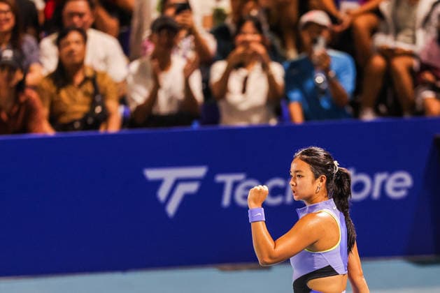 (260126) -- MANILA, Jan. 26, 2026 -- Alexandra Eala of the Philippines celebrates during the women s singles round of 32 match between Alina Charaeva of Russia and Alexandra Eala of the Philippines at the WTA, Tennis Damen Philippine Women s Open in Manila, the Philippines, Jan. 26, 2026. ) (SP)PHILIPPINES-MANILA-TENNIS-WTA PHILIPPINE WOMEN S OPEN-SINGLES ROUELLExUMALI 