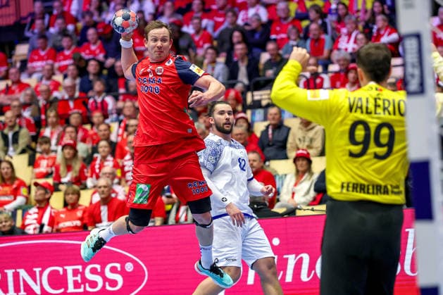 26 01 2026, Handball, Men s EHF EURO 2026, Norway Portugal, Jyske Bank Boxen in Herning, Denmark, Main Round Sander Sagosen Norway 05 throws the ball at the goal of Diogo Pires Andrade Heliodoro Valerio Portugal 99 Denmark