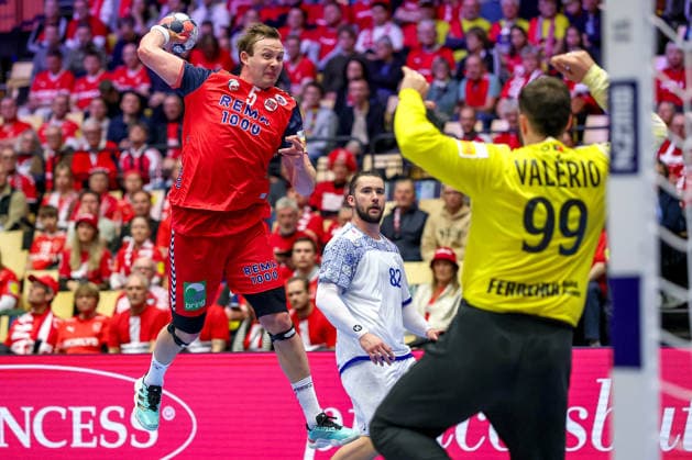 26 01 2026, Handball, Men s EHF EURO 2026, Norway Portugal, Jyske Bank Boxen in Herning, Denmark, Main Round Sander Sagosen Norway 05 throws the ball at the goal of Diogo Pires Andrade Heliodoro Valerio Portugal 99 Denmark