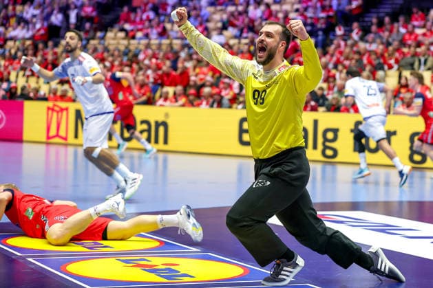 26.01.2026, Handball, Men s EHF EURO 2026, Norwegen - Portugal, Jyske Bank Boxen in Herning, Dänemark, Main Round: Diogo Pires Andrade Heliodoro Valerio (Portugal 99) jubelnd nach der Parade Dänemark *** 26 01 2026, Handball, Men s EHF EURO 2026, Norway Portugal, Jyske Bank Boxen in Herning, Denmark, Main Round Diogo Pires Andrade Heliodoro Valerio Portugal 99 cheering after the parade Denmark