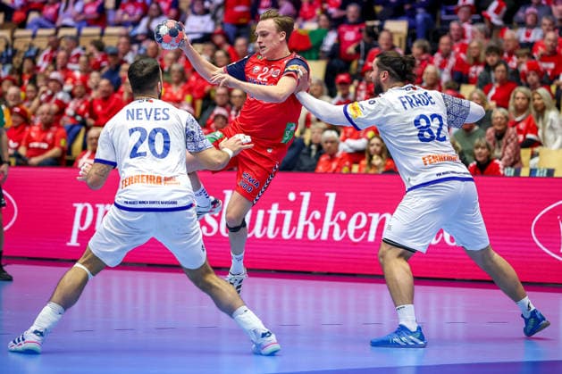 26 01 2026, Handball, Men s EHF EURO 2026, Norway Portugal, Jyske Bank Boxing in Herning, Denmark, Main Round Tobias Schjolberg Grondahl Norway 22 in a duel against Miguel Jose Soares Neves Portugal 20 Luis Diogo Sousa Frade Portugal 82 Denmark