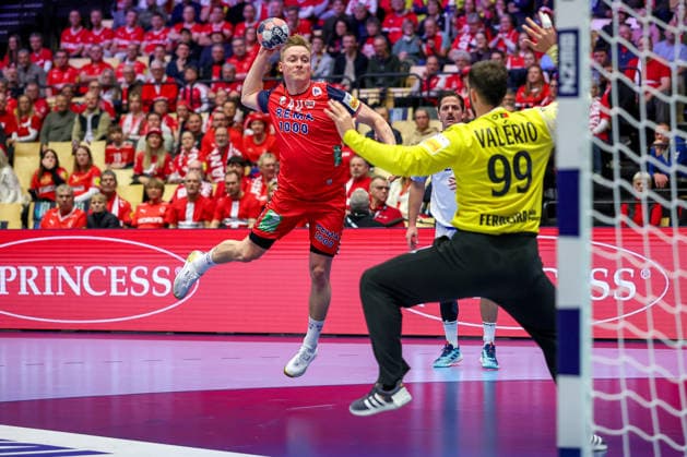 26 01 2026, Handball, Men s EHF EURO 2026, Norway Portugal, Jyske Bank Boxen in Herning, Denmark, Main Round August Baskar Pedersen Norway 40 throws the ball on goal Diogo Pires Andrade Heliodoro Valerio Portugal 99 Denmark