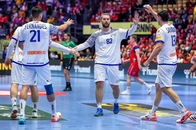 26 01 2026, Handball, Men s EHF EURO 2026, Norway Portugal, Jyske Bank Boxing in Herning, Denmark, Main Round Leonel Gomes Silva Fernandes Portugal 21 Luis Diogo Sousa Frade Portugal 82 Rocha Nogueira Portugal 13 cheering Denmark