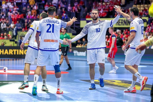 26 01 2026, Handball, Men s EHF EURO 2026, Norway Portugal, Jyske Bank Boxing in Herning, Denmark, Main Round Leonel Gomes Silva Fernandes Portugal 21 Luis Diogo Sousa Frade Portugal 82 Rocha Nogueira Portugal 13 cheering Denmark