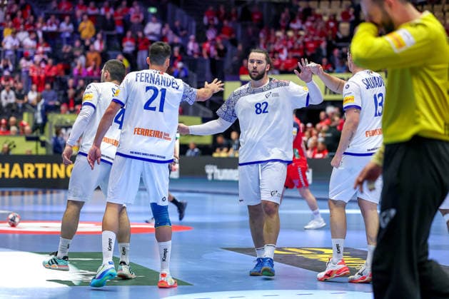 26 01 2026, Handball, Men s EHF EURO 2026, Norway Portugal, Jyske Bank Boxing in Herning, Denmark, Main Round Leonel Gomes Silva Fernandes Portugal 21 Luis Diogo Sousa Frade Portugal 82 Rocha Nogueira Portugal 13 cheering Denmark