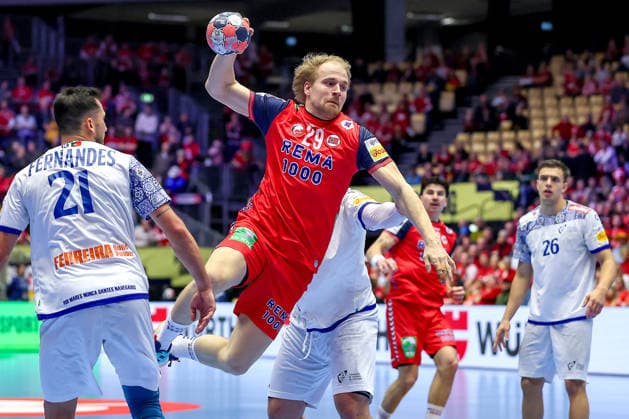 26 01 2026, Handball, Men s EHF EURO 2026, Norway Portugal, Jyske Bank Boxen in Herning, Denmark, Main Round Magnus Fredriksen Norway 29 throws the ball on goal past Leonel Gomes Silva Fernandes Portugal 21 Denmark