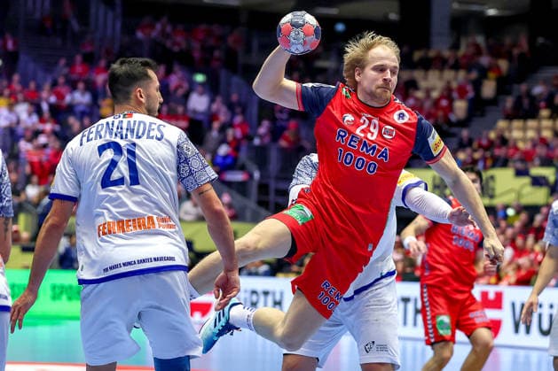 26 01 2026, Handball, Men s EHF EURO 2026, Norway Portugal, Jyske Bank Boxen in Herning, Denmark, Main Round Magnus Fredriksen Norway 29 throws the ball on goal past Leonel Gomes Silva Fernandes Portugal 21 Denmark