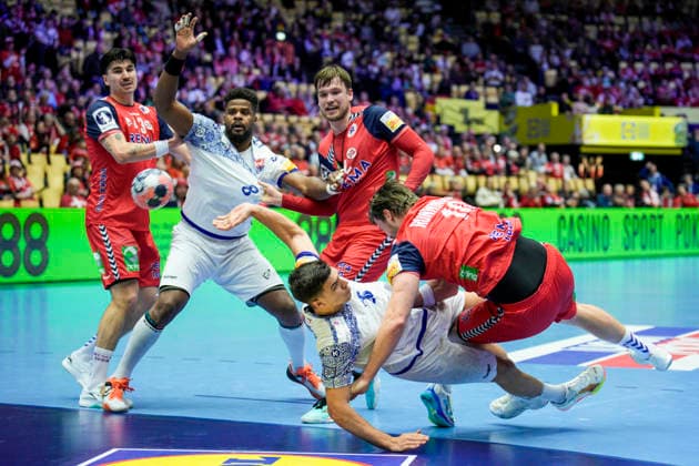 Handball European Championship 2026 Portugal Norway Herning, Denmark 20260126 Battle for the ball during the European Championship handball match between Portugal and Norway at Boxen arena in Herning Photo Stian Lysberg Solum NTB Herning Denmark EDITORIAL USE ONLY RESTRICTED USE FOR BETTING COMPANIES  Copyright: xStianxLysbergxSolumx xNTBx