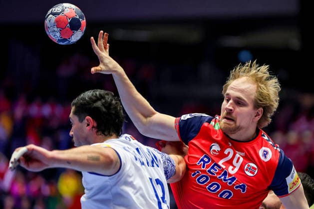 26 01 2026, Handball, Men s EHF EURO 2026, Norway Portugal, Jyske Bank Boxing in Herning, Denmark, Main Round Magnus Fredriksen Norway 29 in duel against Rocha Nogueira Portugal 13 Denmark
