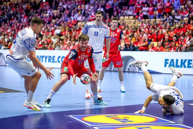 26 01 2026, Handball, Men s EHF EURO 2026, Norway Portugal, Jyske Bank Boxing in Herning, Denmark, Main Round Francisco Mota Costa Portugal 26 Rocha Nogueira Portugal 13 Miguel Jose Soares Neves Portugal 20 defend against Thomas Alfred Solstad Norway 32 Denmark