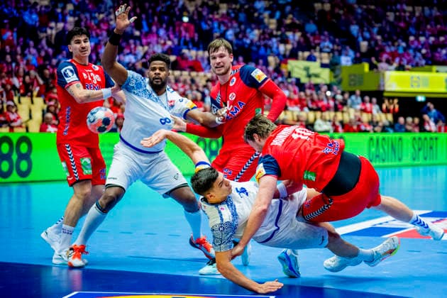 Handball European Championship, EM, Europameisterschaft 2026: Portugal - Norway Herning, Denmark 20260126. Simen Lyse, Thomas Alfred Solstad and Vetle Ronningen against Portugal s Victor Iturizza and Francisco Costa during the European Championship handball match between Portugal and Norway at the Boxen arena in Herning. Photo: Stian Lysberg Solum NTB Herning Denmark EDITORIAL USE ONLY. RESTRICTED USE FOR BETTING COMPANIES Ref:_SPO8f9y1DKr8QA.jpg *** Handball European Championship 2026 Portugal Norway Herning, Denmark 20260126 Simen Lyse, Thomas Alfred Solstad and Vetle Ronningen against Portugal s Victor Iturizza and Francisco Costa during the European Championship handball match between Portugal and Norway at the Boxen arena in Herning Photo Stian Lysberg Solum NTB Herning Denmark EDITORIAL USE ONLY RESTRICTED USE FOR BETTING COMPANIES  Copyright: xStianxLysbergxSolumx xNTBx