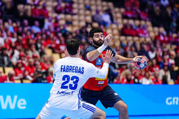 Ludovic Fabregas France, 23 , Imanol Garciandia Spain, 18 DEN, Spain vs France, Handball, EHF European Championship 2026, Main Round, Matchday 3, 26 01 2026 DEN, Spain vs France, Handball, EHF European Championship 2026, Main Round, Matchday 3, 26 01 2026 Herning Copyright: xEibner-Pressefoto MarcelxvonxFehrnx EP_MFN